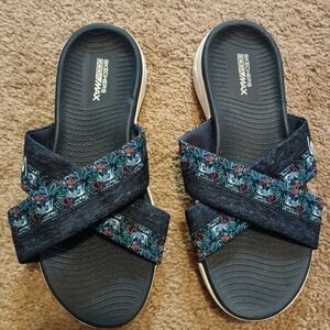 Skechers Women's Black and Blue Patterned Sandals